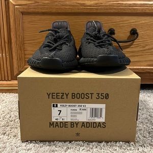 Yeezy Boost 350 V2 Black Non-Reflective Size 7M.